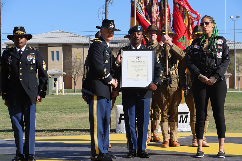 1stCavalryDiv's tweet image. 1st Cavalry Division held a retirement ceremony, to honor two outstanding Troopers.  We bid them farewell and thank them for countless years of selfless service and dedication to our country.

#SoldierForLife | #PeopleFirst | #WeAreTheCAV | @iii_corps | @FORSCOM