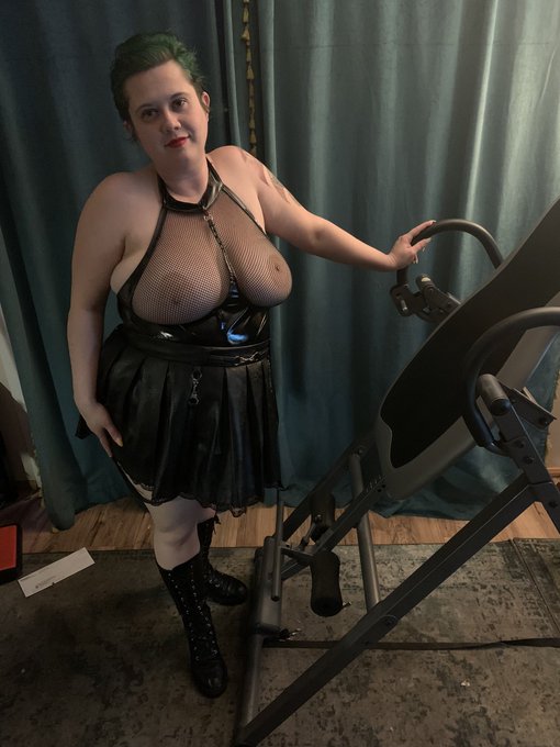 Guess what I&rsquo;m going to be doing on this inversion table. https://t.co/ACEBs7DY2f<a href="/tag/tittytuesday"class="tags"><span>#tittytuesday</span></a><a href="/tag/pornhub"class="tags"><span>#pornhub</span></a><a href="/tag/manyvids"class="tags"><span>#manyvids</span></a><a href="/tag/apclips"class="tags"><span>#apclips</span></a>