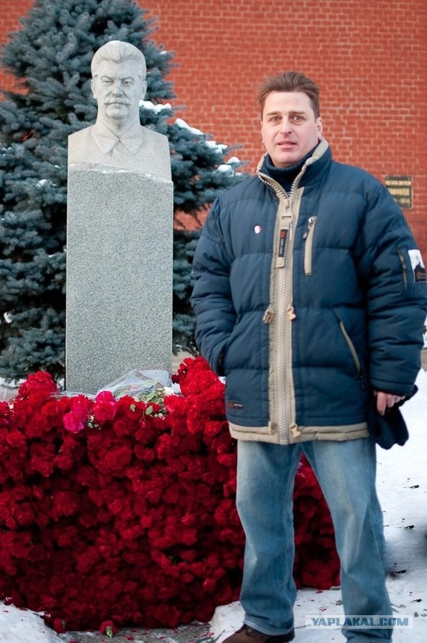 Правнук И. В. Сталина Яков Евгеньевич Джугашвили:
"Сталин доказал одну простую истину, что если во главе государства стоят ЛЮДИ – творцы, созидатели, то и народ в таком государстве становится творцом и созидателем...".
Достойный правнук.
