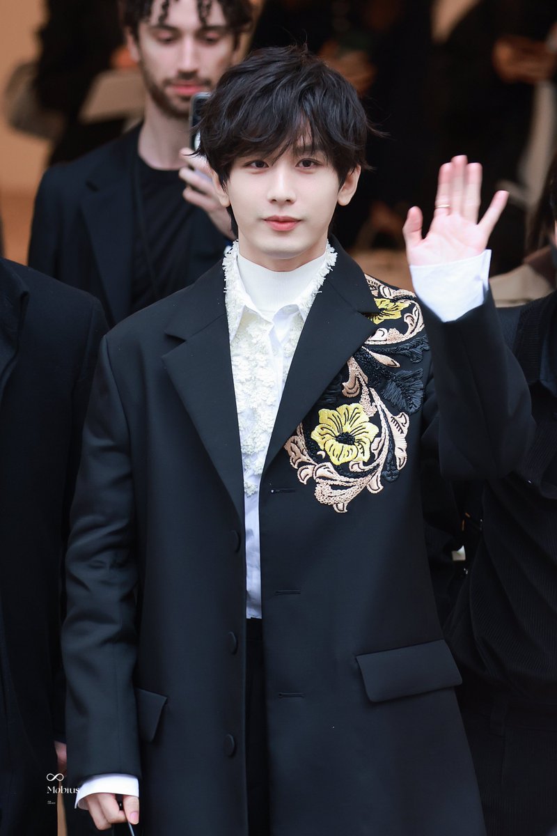 MobiusChengYi's tweet photo. 𝟐𝟎𝟐𝟑/𝟎𝟑/𝟎𝟓
④
paris fashion week @Lanvin
CHENGYI FOR LANVIN
#ChengYixLanvinFW23 https://t.co/Hg8lWUmePj
