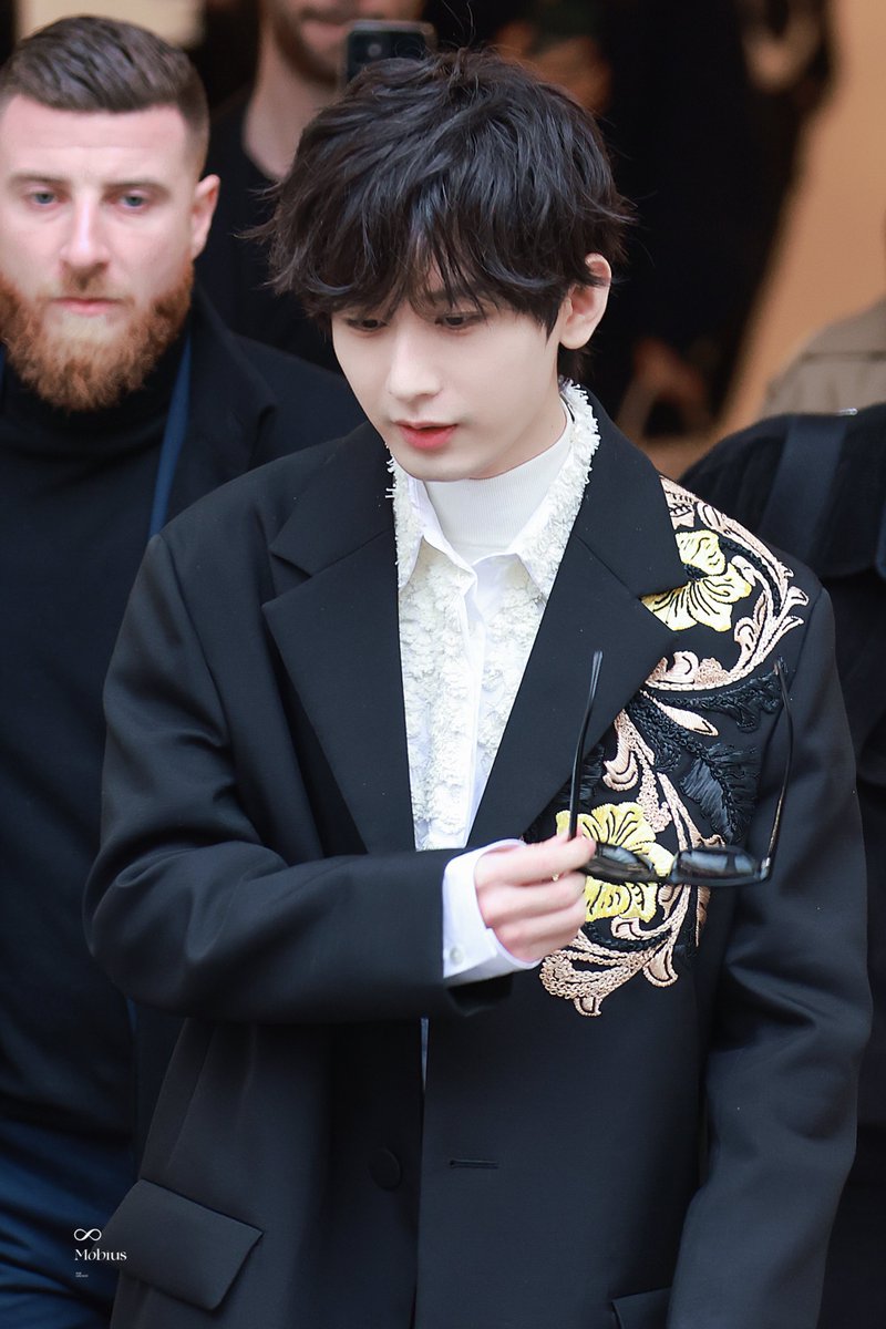 MobiusChengYi's tweet photo. 𝟐𝟎𝟐𝟑/𝟎𝟑/𝟎𝟓
④
paris fashion week @Lanvin
CHENGYI FOR LANVIN
#ChengYixLanvinFW23 https://t.co/Hg8lWUmePj