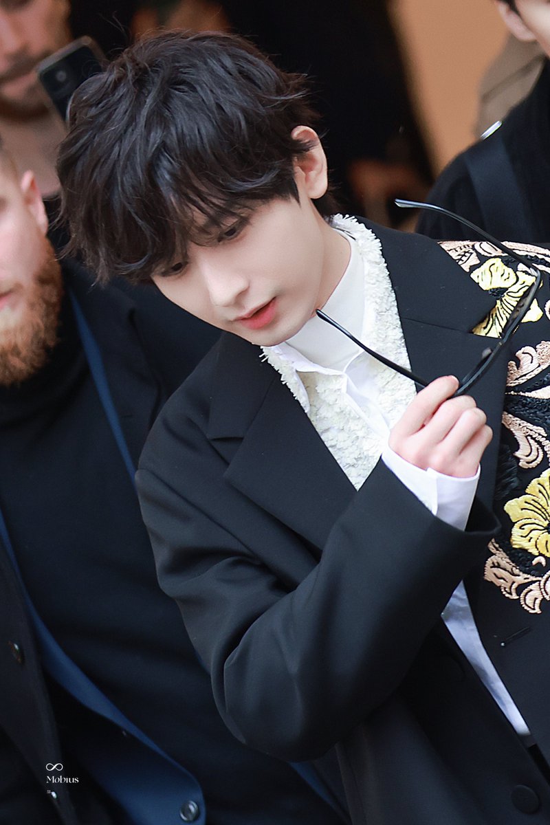 MobiusChengYi's tweet photo. 𝟐𝟎𝟐𝟑/𝟎𝟑/𝟎𝟓
④
paris fashion week @Lanvin
CHENGYI FOR LANVIN
#ChengYixLanvinFW23 https://t.co/Hg8lWUmePj