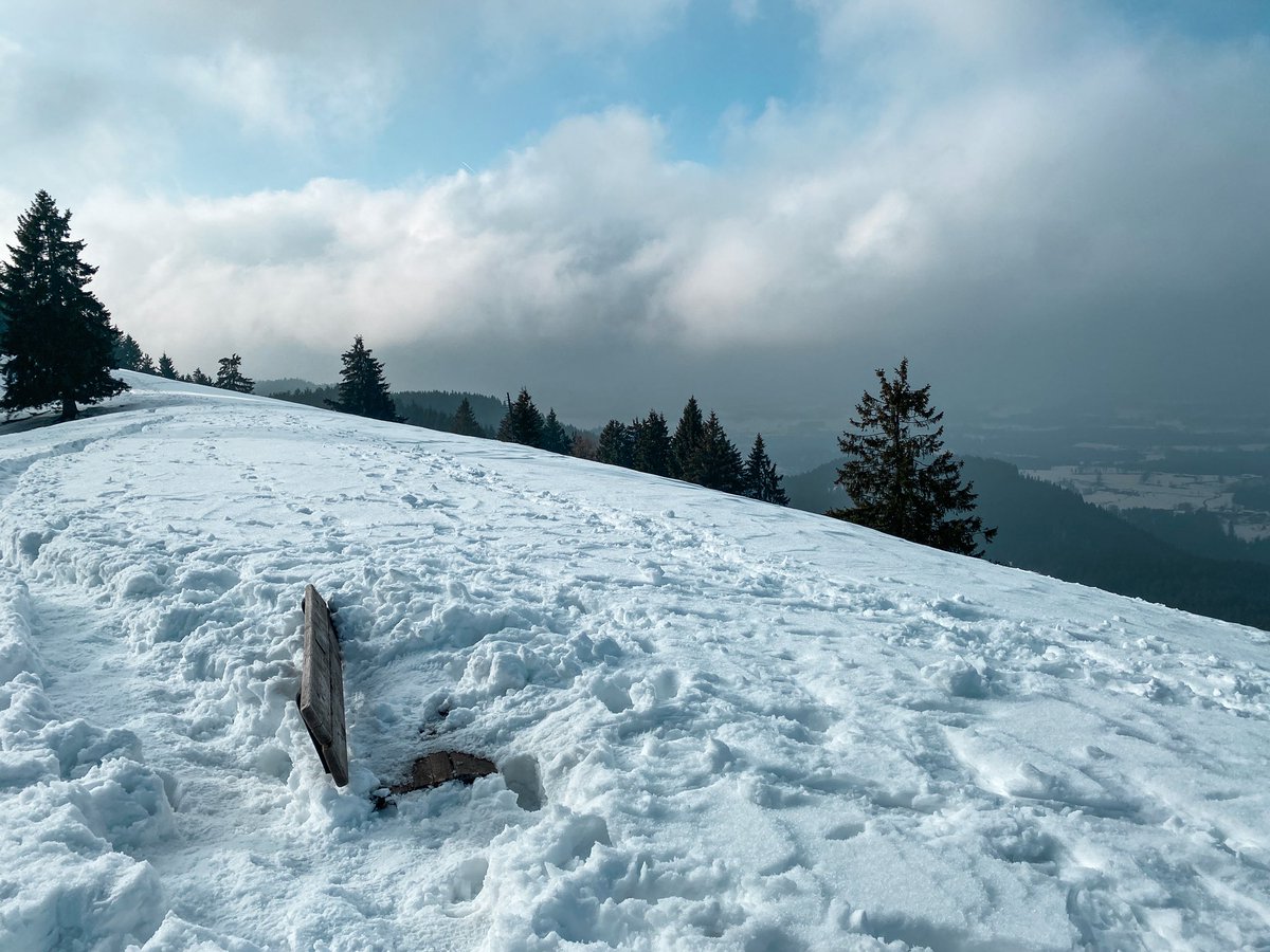 Actually I would be so ready for spring, but yesterday‘s hike through winter wonderland was very soothing. #bavaria #bayern #tegernsee #outdooradventures