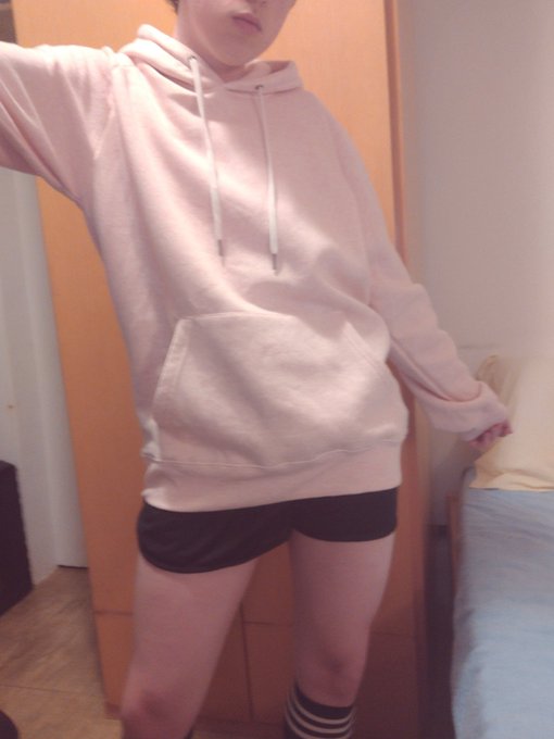 2 pic. Feeling cute today

#Femboy https://t.co/gfkFGZIi2f
