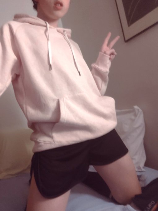 4 pic. Feeling cute today

#Femboy https://t.co/gfkFGZIi2f