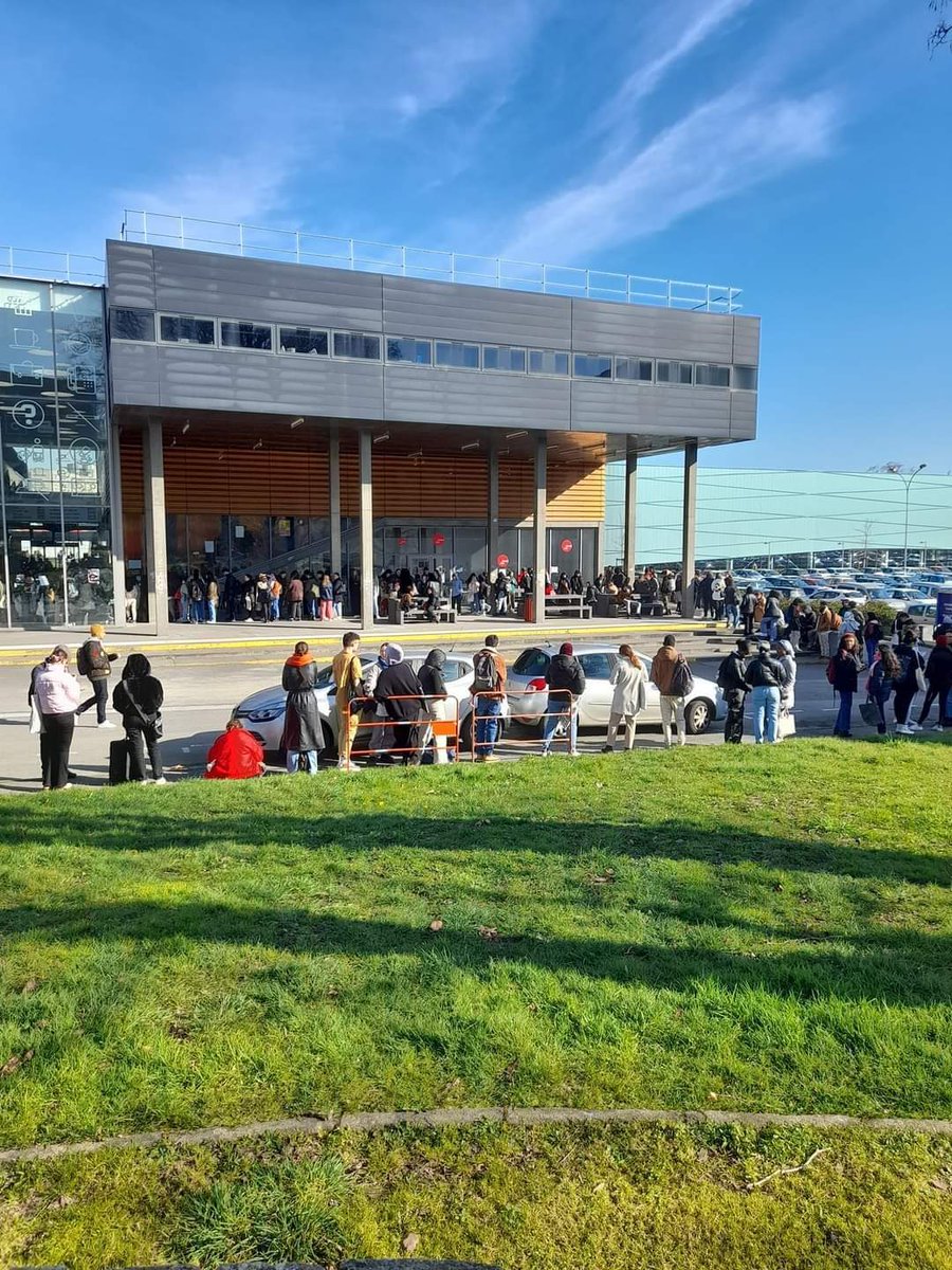 Lereporter_'s tweet image. Distribution alimentaire pour les étudiants #rennes
A quoi le gouvernement sert-il quand on voit la taille de la file d&apos;attente de nos jeunes pour se nourrir à minima ?
Des #distributions #alimentaires comme celle-ci, il y en a énormément. 
#etudiants
#precarite
#RadioCroco
