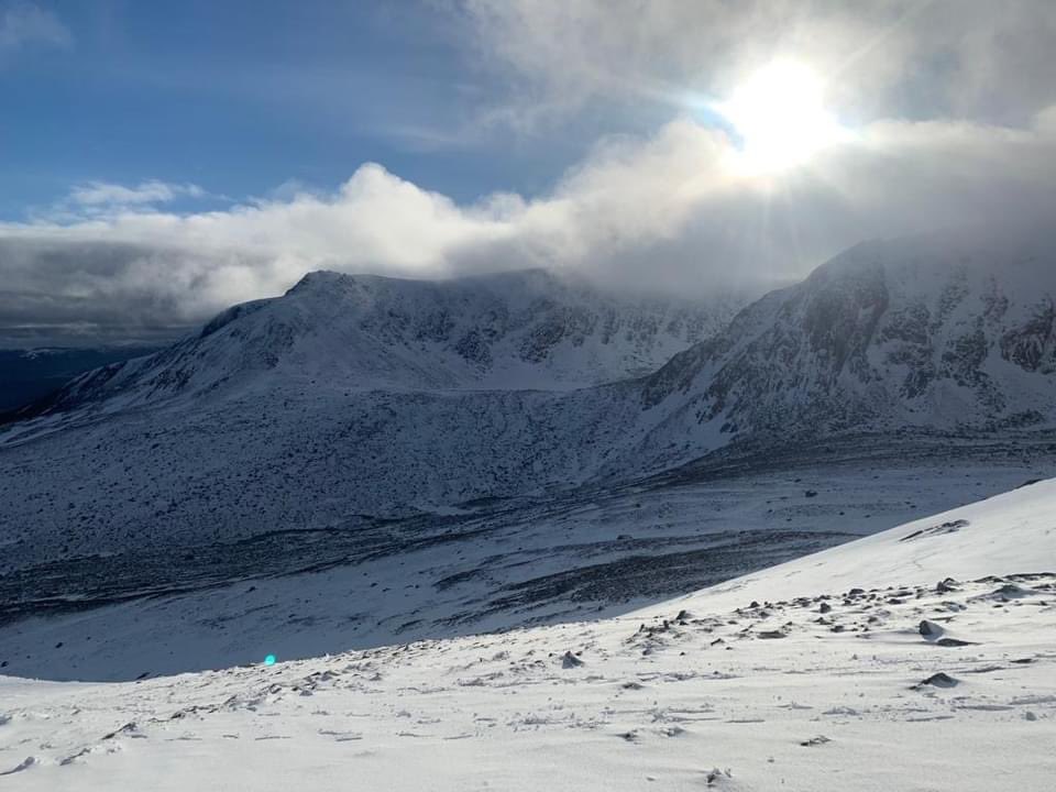 AberdeenMRT's tweet image. Team members were out training yesterday,  focusing on personal hill skills and local knowledge.  As you can see,  it's still winter up there so please choose your routes and equipment accordingly.  Have fun and stay safe. #volunteers #training #thinkwinter #beprepared