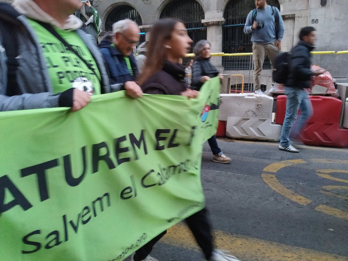 Roger_Valldeneu's tweet photo. Als carrers també #DefensemLaTerra, joves i grans, pagesia i urbanites, de l'Ebre al Pirineu, de Ponent al Vallès, de Tarragona a Girona i del Penedès a la Segarra... 

#4M #ConstruimElFutur https://t.co/Vapx4EBTGu