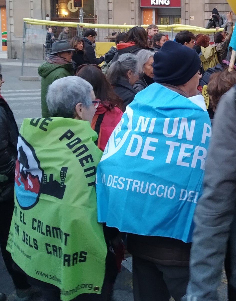 Roger_Valldeneu's tweet photo. Als carrers també #DefensemLaTerra, joves i grans, pagesia i urbanites, de l'Ebre al Pirineu, de Ponent al Vallès, de Tarragona a Girona i del Penedès a la Segarra... 

#4M #ConstruimElFutur https://t.co/Vapx4EBTGu