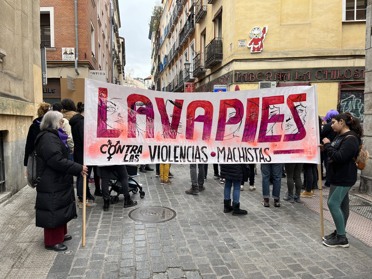 nodo50's tweet photo. El patriarcado y el capitalismo no acabarán con la sanidad pública. Pasacalles feminista en Lavapiés (Madrid) #LavapiesTransfeminista #SanidadPublica #8M2023 https://t.co/lwVpzf6eJ0