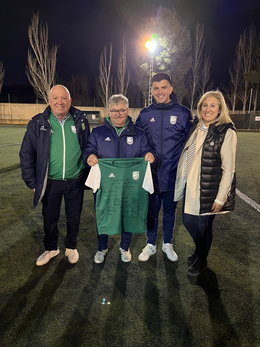javimartinzgz's tweet photo. Hoy, el Liga Nacional Juvenil de @stcfutbol hemos querido acompañar a Michel, Pilar, familiares y amigos de Óscar Lou en su VII Memorial. Además, homenaje muy especial al tener a Michel en el cuerpo técnico. Oscar, siempre en nuestro recuerdo 💚🕊️ https://t.co/pWPl8fn9SD