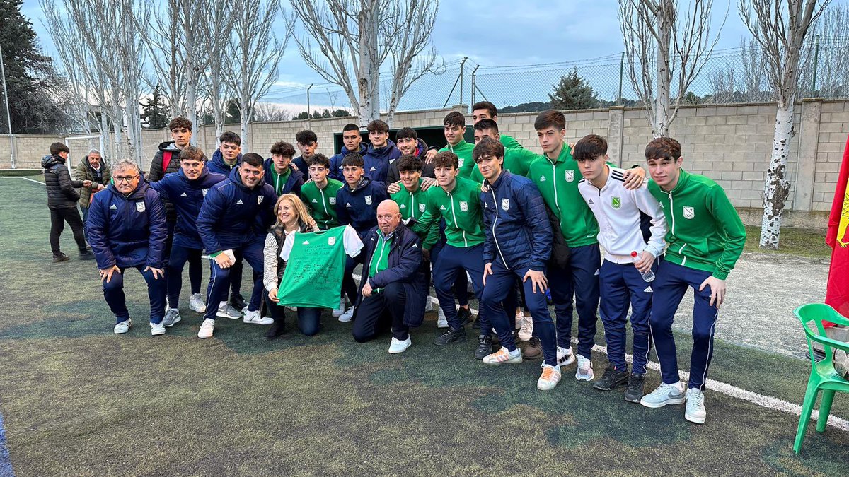 javimartinzgz's tweet photo. Hoy, el Liga Nacional Juvenil de @stcfutbol hemos querido acompañar a Michel, Pilar, familiares y amigos de Óscar Lou en su VII Memorial. Además, homenaje muy especial al tener a Michel en el cuerpo técnico. Oscar, siempre en nuestro recuerdo 💚🕊️ https://t.co/pWPl8fn9SD