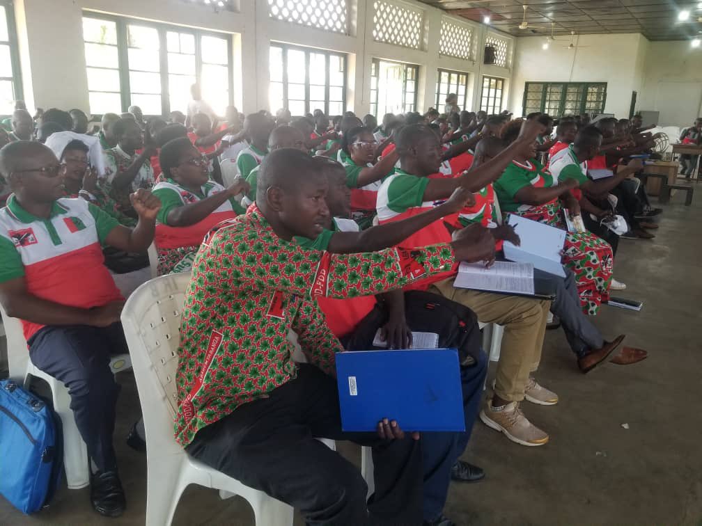 Umugambwe <a href="/CnddFdd/">CNDD-FDD</a> waramutse Utanga inyigisho nkarisha bwenge  z'akarangamutima, kahise k'igihugu nak'umugambwe wacu mwiza CNDD-FDD. Abagumyabanga ba <a href="/CnddFddMairie/">Cndd Fdd_Mairie</a> baronkejwe izo nyigisho, bazoca bazironsa abandi mu mitumba yose igize igisagara ca #Bujumbura.