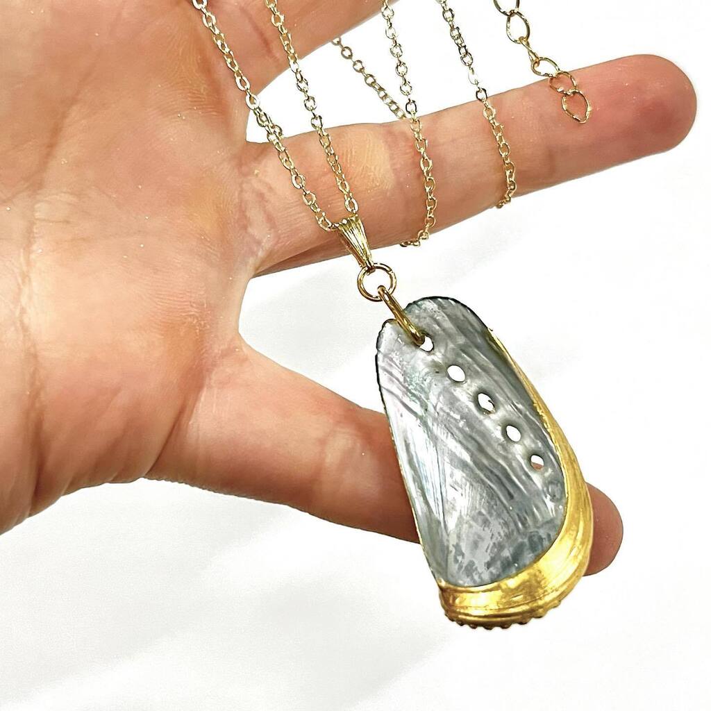 kintsugilt's tweet photo. Baby abalone necklace 😍 this little guy is to die for! How sweet! That mother of pearl inside paired with the 24ct hand gilded outer layer compliment each other so well!
.
#gilding #abalone #abalonenecklace #shellnecklace #shellart #shells #motherofp… https://t.co/xfOD8qW9lG https://t.co/6Z7xpcnU5M