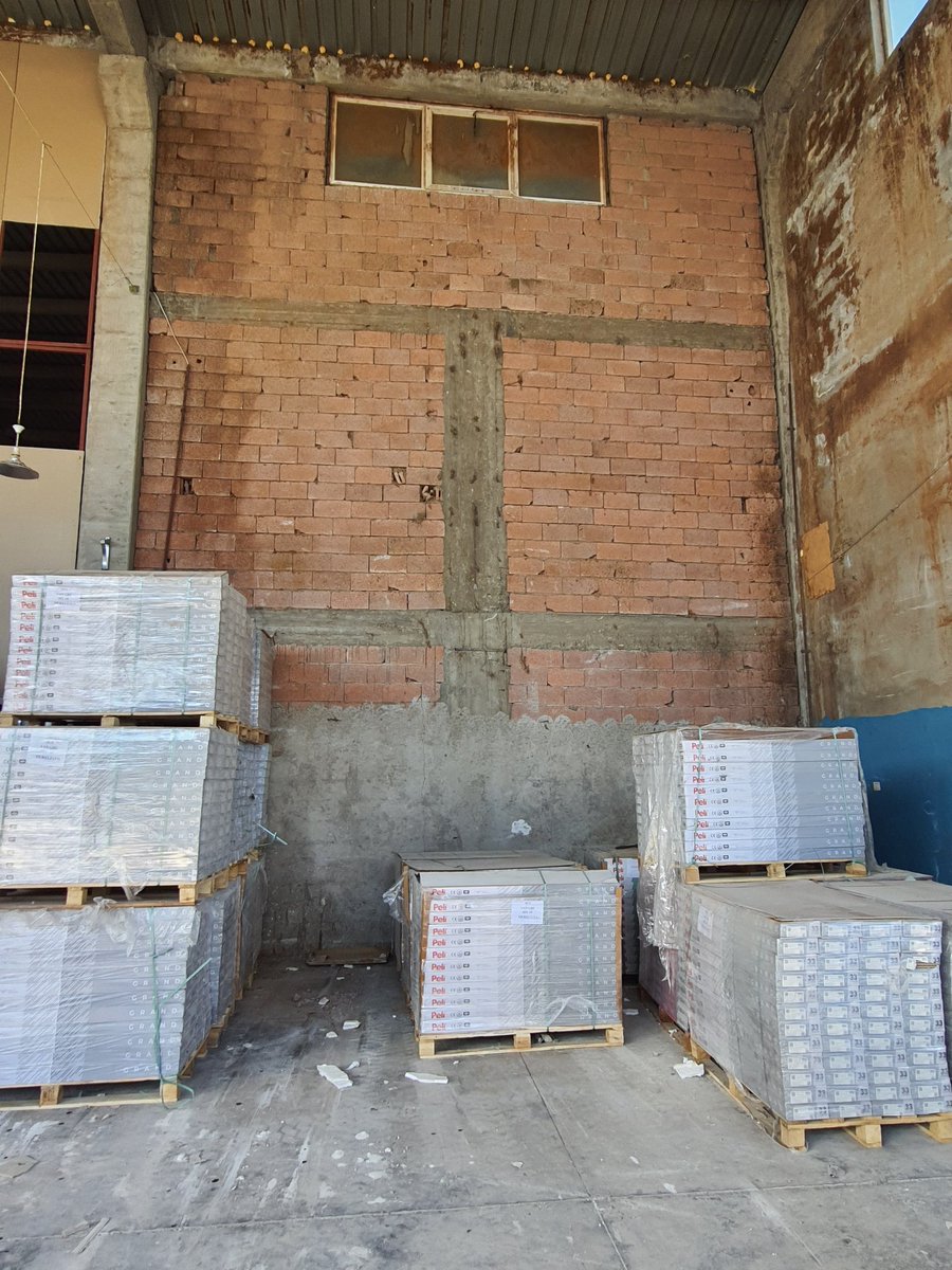 Taşıyıcı olmayan bölme duvarlarının genişlik ve yükseklikleri arttıkça DEPREMDE hasar alarak devrilme olasılıkları artar. Bu sebeple, Deprem Yonetmeligimizdeki kurallara uyarak yatay ve düşey hatıllar oluşturulur. Aşağıdaki duvar depremi hasarsız atlattı. YÖNETMELIĞİ UYGULA !!!