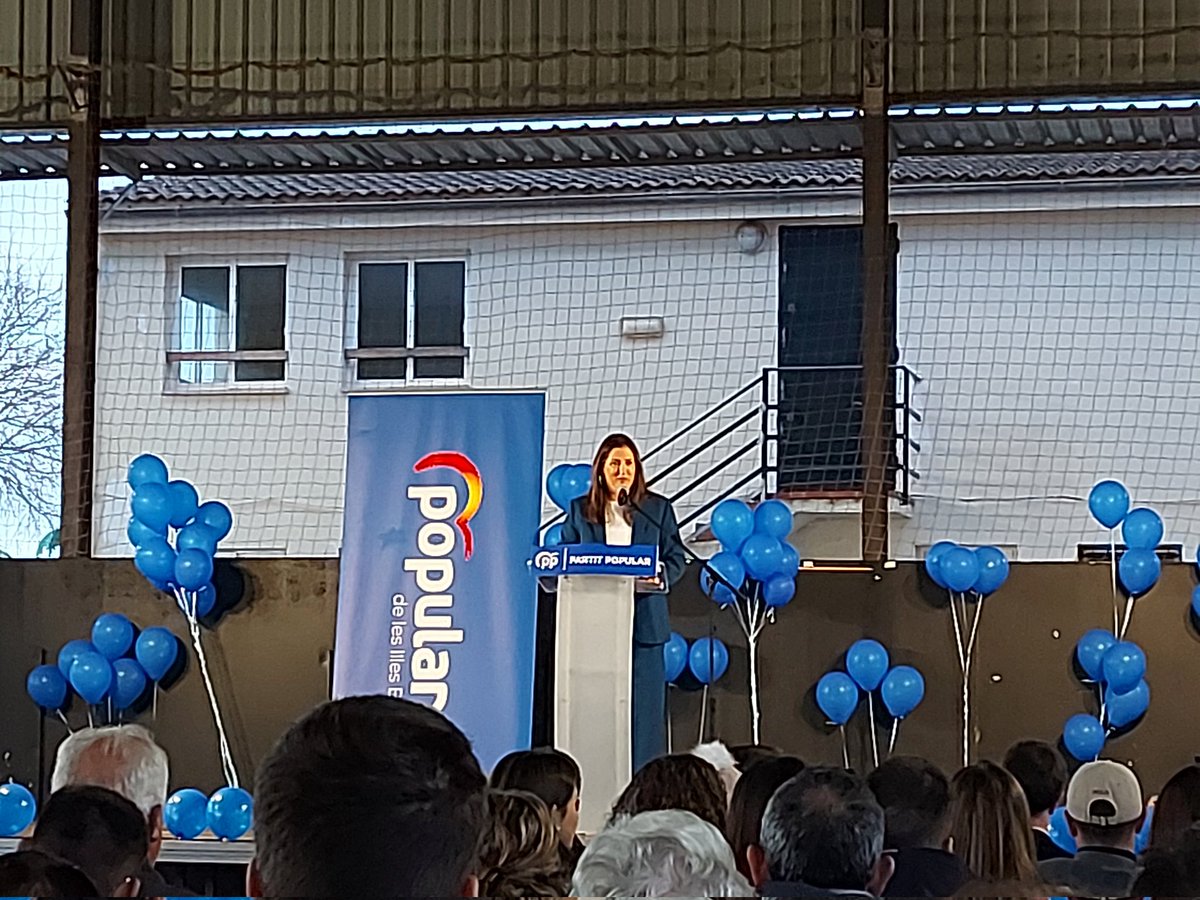 DavidDiezH's tweet photo. Campos té una gran batlessa, @xiscaporquer
Una gran dona , una gran batlessa per a un gran poble!!!
I avui ha refermat es seu compromís davant més de 600 campaners i campaneres per servir-los i acompanyar-los 4 anys més!
Enhorabona estimada! Molta sort i encerts!  #PP💙 https://t.co/aeQA16DB3U