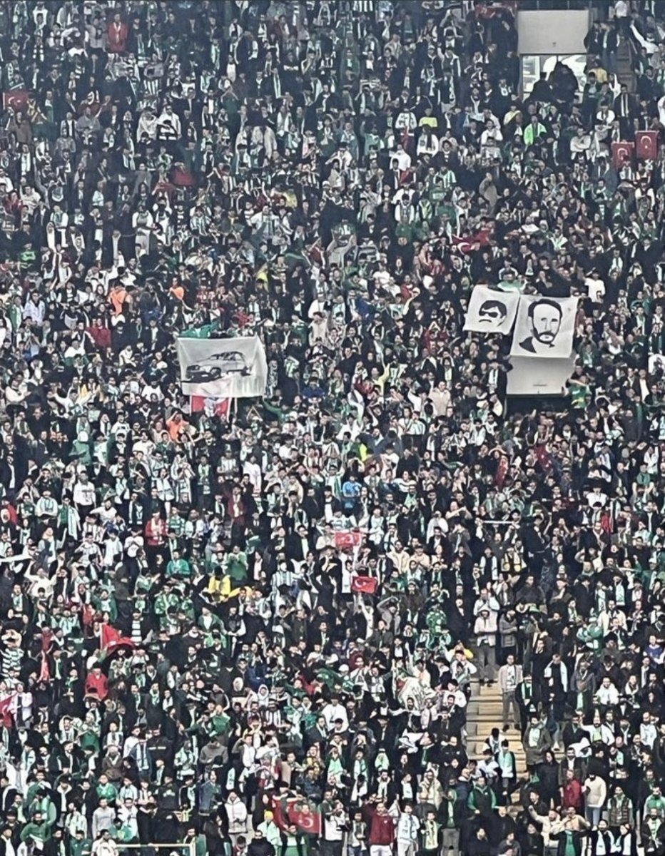 Sahaya yabancı cisim değil depremde çocuklarını kaybetmiş Diyarbakır için oyuncak atmanızı dilerdik. "Beyaz Toros" pankartları değil, "Çocuklar Hep Gülsün" pankartları açmanızı dilerdik...

#Amedsporyalnızdeğildir