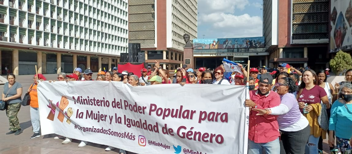 El Comandante Hugo Chávez era un Hombre fiel a sus principios y valores, siempre sostuvo que la fuerza de la Revolución Bolivariana, radicaba en la fortaleza de la mujer venezolana.
#5marzo 
#YoSoyChavez