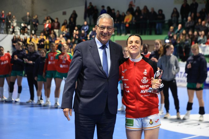 LAS GUERRERAS Seleccion Española Femenina Balonmano - Página 4 Fqe5Af3XgAc6I1C?format=jpg&name=small