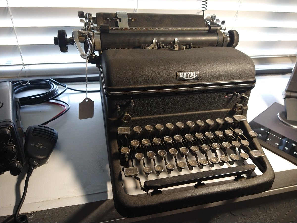 vimandlinuxuser's tweet image. Hi Twitter look at my typewriter poll above ^^ 
#typewritter #royal #royalkmm #kmm #poll #restoration #patina #history #art #rust #iron #paint #vintage #antique