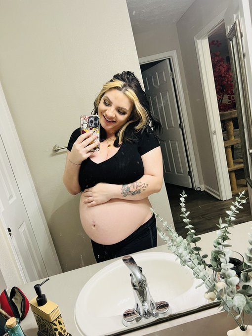 I’m officially in the 3rd trimester today!! ❤️❤️ https://t.co/9hmZPCyZJZ<a href="/tag/follow"class="tags"><span>&#35;follow</span></a><a href="/tag/rt"class="tags"><span>&#35;rt</span></a>