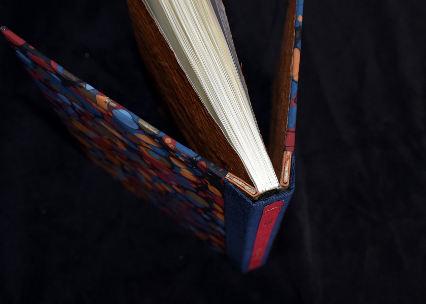aglance_'s tweet photo. My latest re-bind: https://t.co/lz5GrhN0ag
I was commissioned to re-bind Bliss, a book written by @jeffvandermeer. I'm really pleased with how it came out; especially using the original dust jacket as traycase liners! https://t.co/grxNgwDU9X