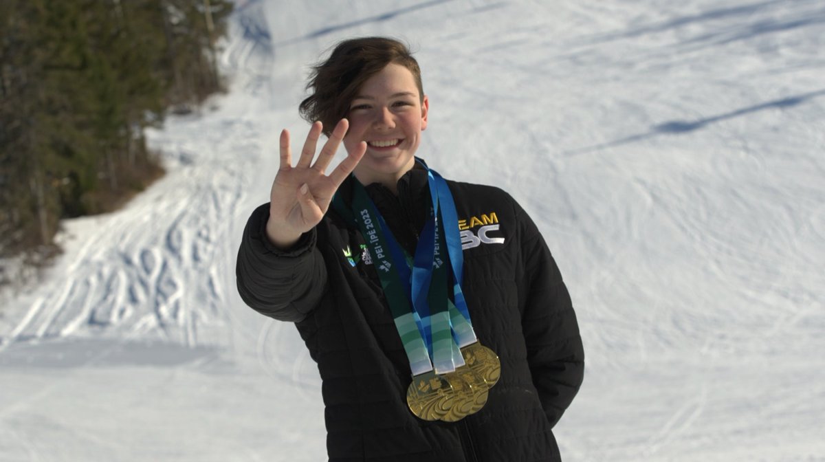 QUATRE POUR QUATRE. 🥇🥇🥇🥇 Roxy Coatesworth de @GoTeamBC mènera son équipe dans le défilé de la cérémonie de clôture à titre de porteuse de flambeau après avoir capturé quatre médailles d’or dans les quatre épreuves du ski alpin féminin lors des #JeuxduCanada2023.