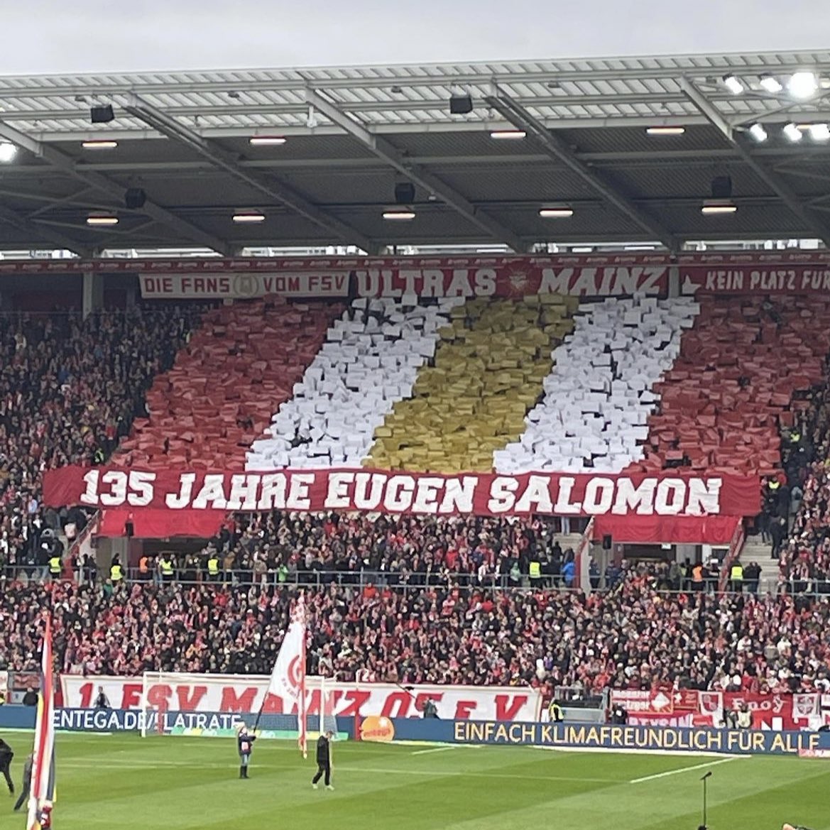 MAINZ TRIBUTE FOR JEWISH FOUNDER 🇩🇪✡️🙌 1. FSV Mainz 05 supporters mark the birthday of Eugen Salomon, one of the club's founders and its first president. Salomon was a German Jew who was deported and murdered by the Nazis in Auschwitz in 1942.