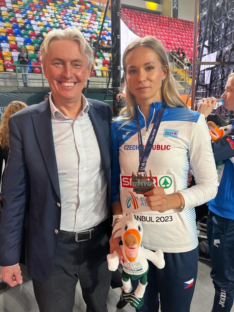 LiborVarhanik's tweet photo. Honoured to present the medal to Czech young athlete Amálie Švabíková PV
#Istanbul2023 #EICH2023
#Libor4president
@EuroAthletics https://t.co/GfENHl4b9M