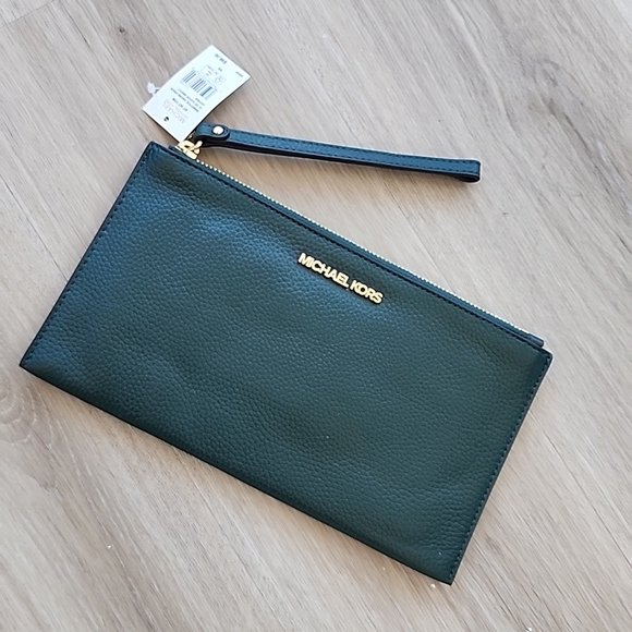 stacy_obrien's tweet photo. So good I had to share! Check out all the items I'm loving on @Poshmarkapp #poshmark #fashion #style #shopmycloset #michaelmichaelkors: https://t.co/zMEB6ue8qc https://t.co/uHyieule2Z