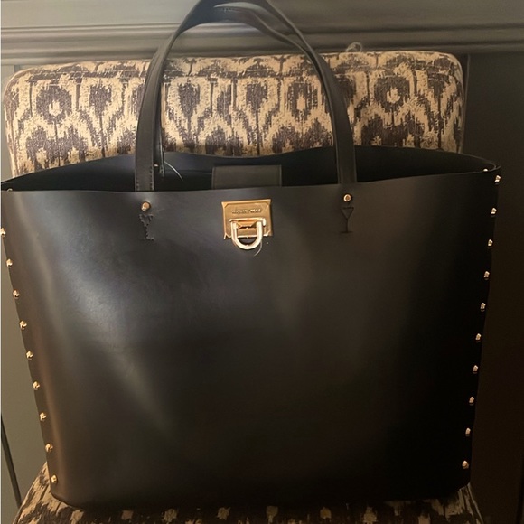 stacy_obrien's tweet photo. So good I had to share! Check out all the items I'm loving on @Poshmarkapp #poshmark #fashion #style #shopmycloset #michaelmichaelkors: https://t.co/zMEB6ue8qc https://t.co/uHyieule2Z