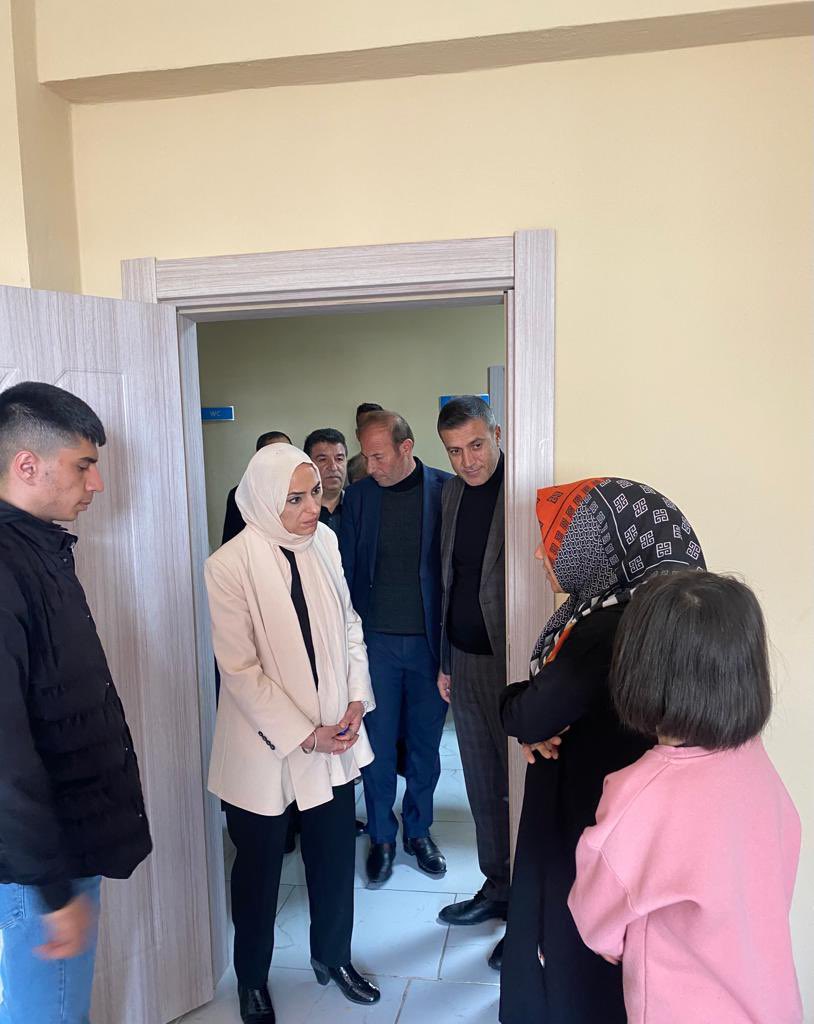 ZTaskesenlioglu's tweet photo. 📍Erzurum / Hınıs 

Depremden etkilenen depremzede kardeşlerimizi Hınıs’da ziyaret ederek Cumhurbaşkanımız Sn. @RTErdogan’ın geçmiş olsun dileklerini ilettik. 
İhtiyaç ve taleplerini aldık. 

Birlikte Güçlüyüz. 🇹🇷 https://t.co/hf9q1gd2Yu
