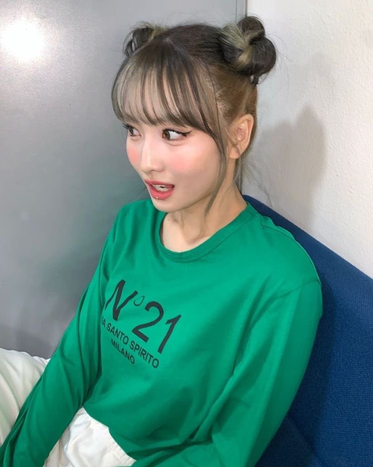 y2taev's tweet photo. bias challenge!

choose 4 photos of your bias/biases wearing the colour given to you. 

colour: green

reply for a colour https://t.co/Zvu5vIX9Wp