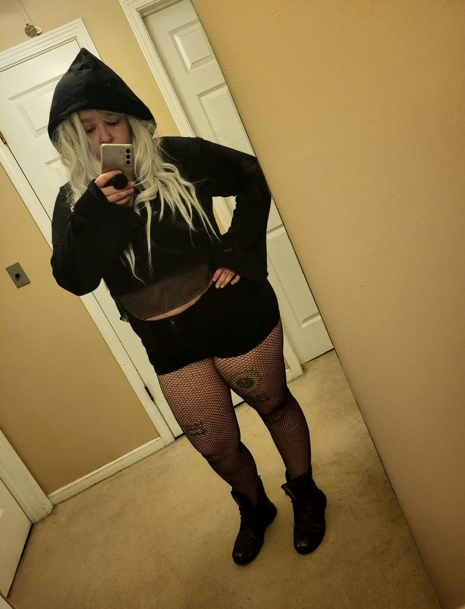 ow_snowy's tweet photo. I'm totally uncomfortable posting this picture but I've been working on accepting and loving myself more recently so here's to that. 
(ganna go hide now bye) https://t.co/8IaLGu9Vdh