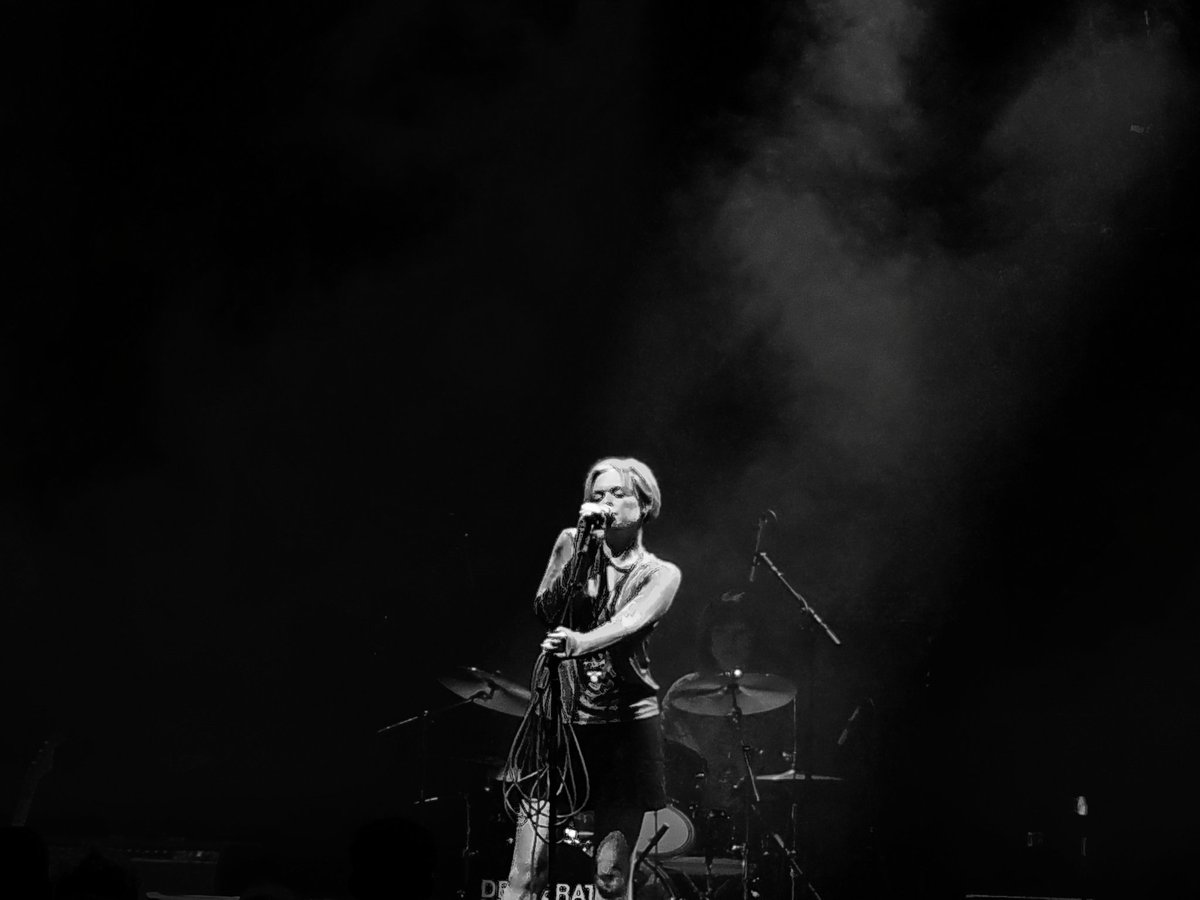 BarbaraCossey's tweet photo. @DespJournalist Great set supporting @suedeHQ in Norwich last night! 
#norwichgigs https://t.co/2Cbis0QjzC