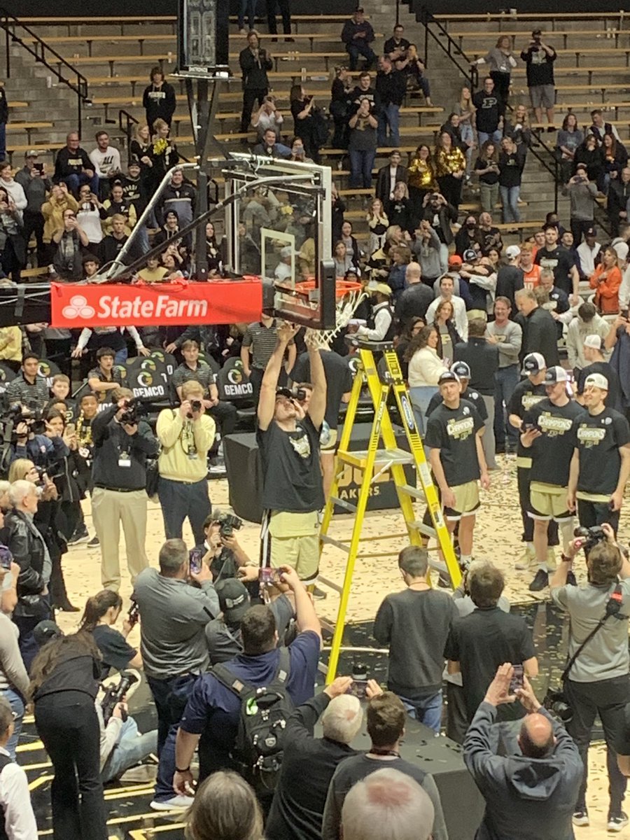B1GBOILERBRAND's tweet photo. No ladder needed https://t.co/W9VWaOfFE0