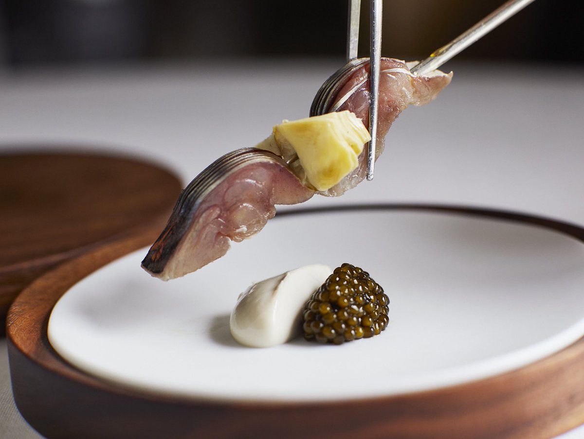 Evocando a una gilda. Brocheta de chicharro ahumado, caviar y alcachofa encurtida.

Desde el primer bocado, te sorprenderá la complejidad de sabores y texturas de este plato.

#michelinguide #cenadordeamos #foodie