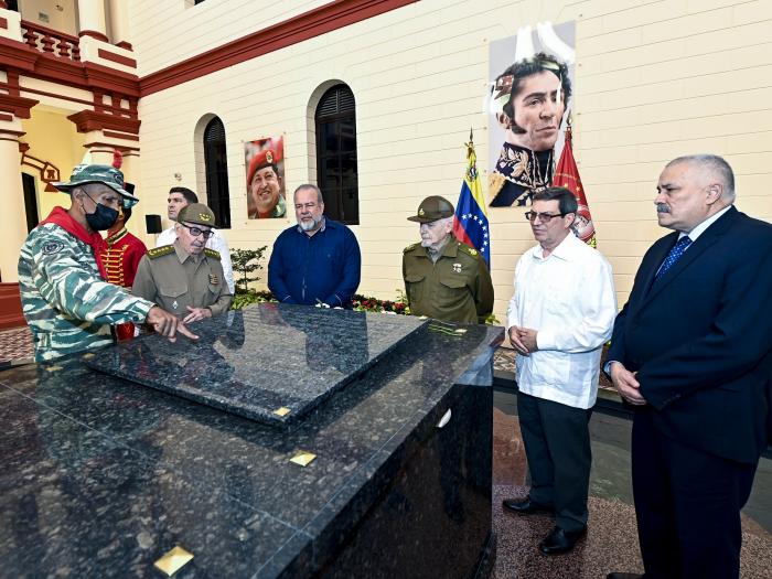 Lety120870's tweet photo. #Cuba y #Raúl, junto #Venezuela y el mundo, reverencian a #ChávezVive https://t.co/UvzTXp5uLL