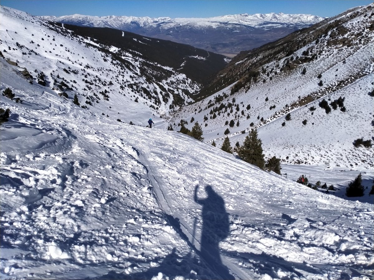 larroser's tweet photo. Un cap de setmana ben complert i amb bona neu!
Dissabte un #8cims, el #Comador i diumenge un altre #8cims, el #Puigmal des d'Er.
#esquidemuntanya
@cegesqui https://t.co/YKoHOUBkCU