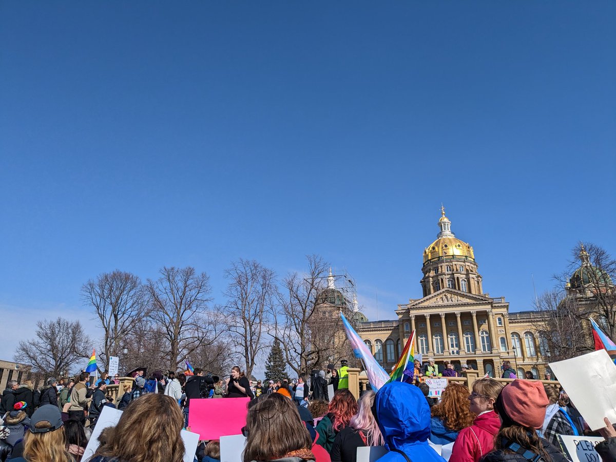Amazing to see this crowd! Proud to stand with the LGBTQ+ community for human and civil rights for all Iowans. I echo the words of my colleague @KonfrstForHouse: "Fight with us, and we will bring love back to this building!"
#ialegis #AlwaysBeBuildingCommunity