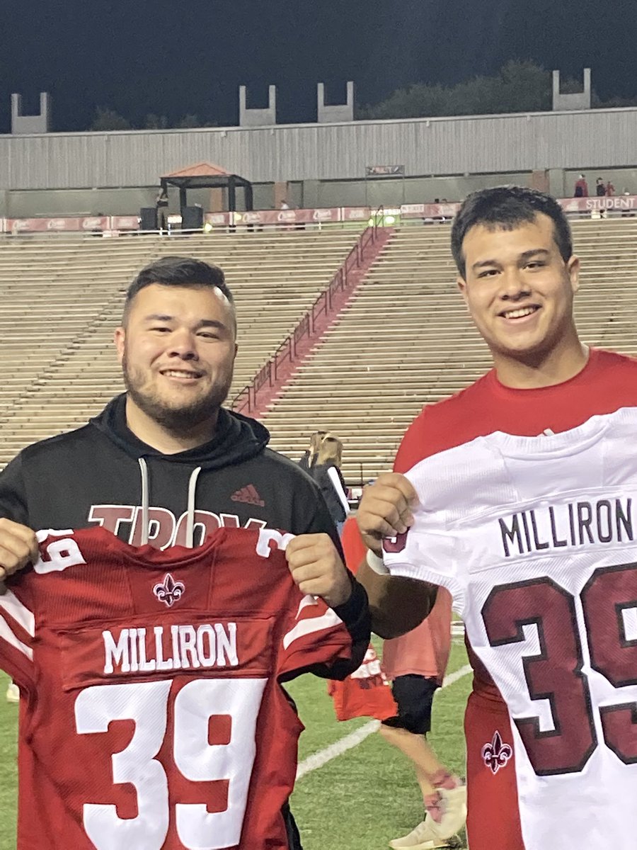 S_M_Ragin_Eagle's tweet photo. Our oldest finished strong and Graduated from Troy University with a Biomedical Sciences Degree Now the youngest almost pulled a 3.5 GPA in-season while starting every game for Louisiana University!!👍🏈⚔️🌶️ #LoveOur39s #TalentedAndSmart #GladTheyTakeAfterMom https://t.co/vphfcjL7ap