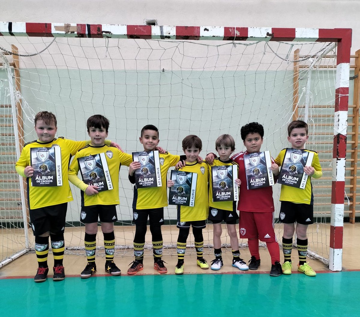 Los más de 300 jugadores que forman el club, han recibido éste fin de semana el álbum conmemorativo del 10° ANIVERSARIO DEL LAURUS.

Lo han hecho con ilusión y expectantes de verse en un cromo como un futbolista profesional.

¡Que lo disfrutéis!

#SomosLaurus🐝
#10Aniversario