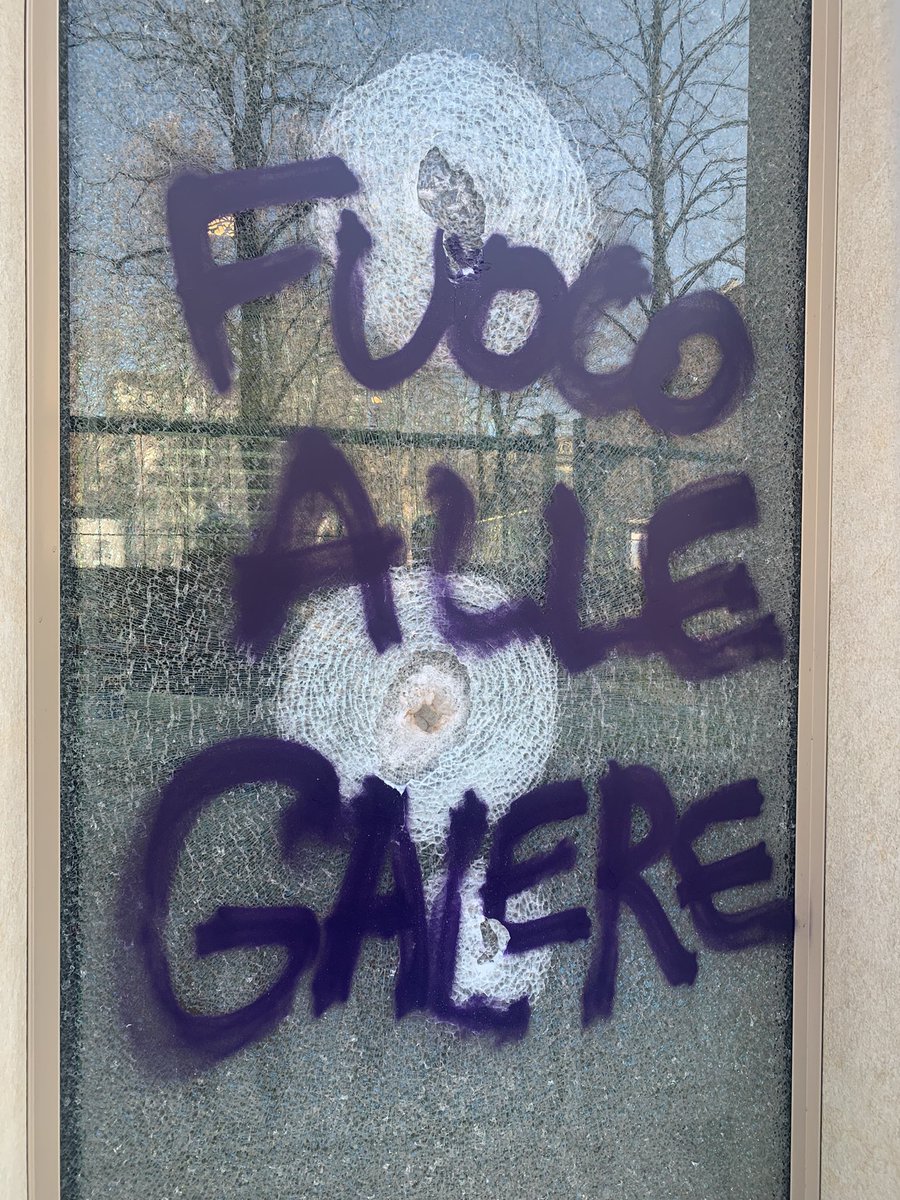 fogscientist's tweet photo. IN-civiltà anarchica….  E questa lo chiamano corteo di protesta…. E gli italiani pagano… #Cospito #Torino #protesta https://t.co/MfrlcWa94D