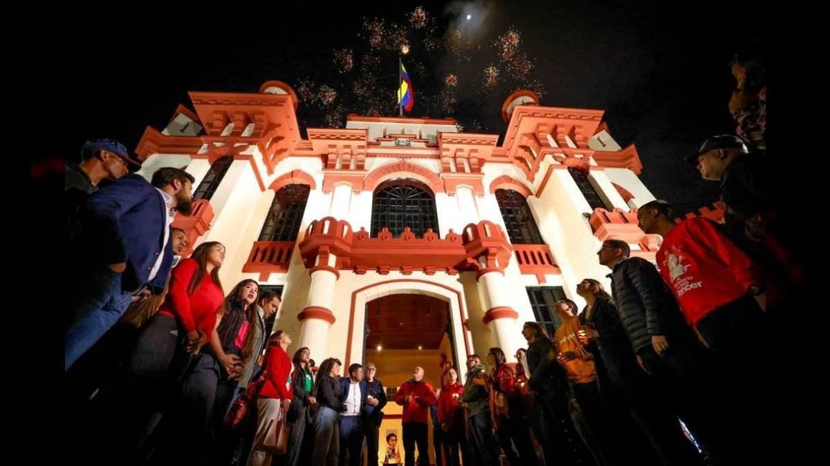 mairimharry1's tweet photo. Revolucionarios y Revolucionarias ratifican su compromiso con el Comandante Chávez..... https://t.co/h3lNtTh6Ct