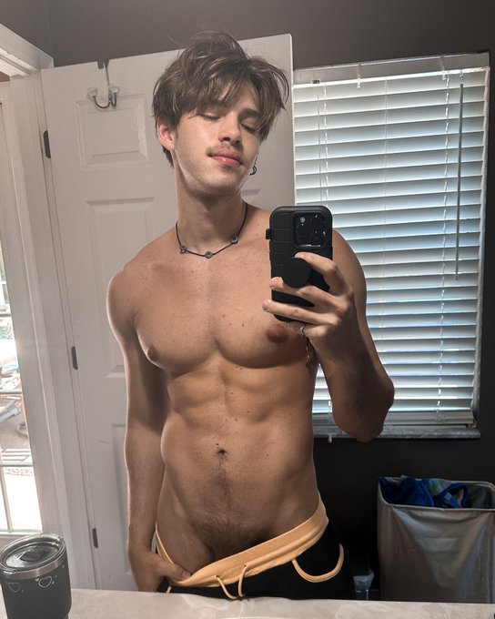 I shaved this mustache, but in its memory here is a photo https://t.co/i1gmYFGBxz