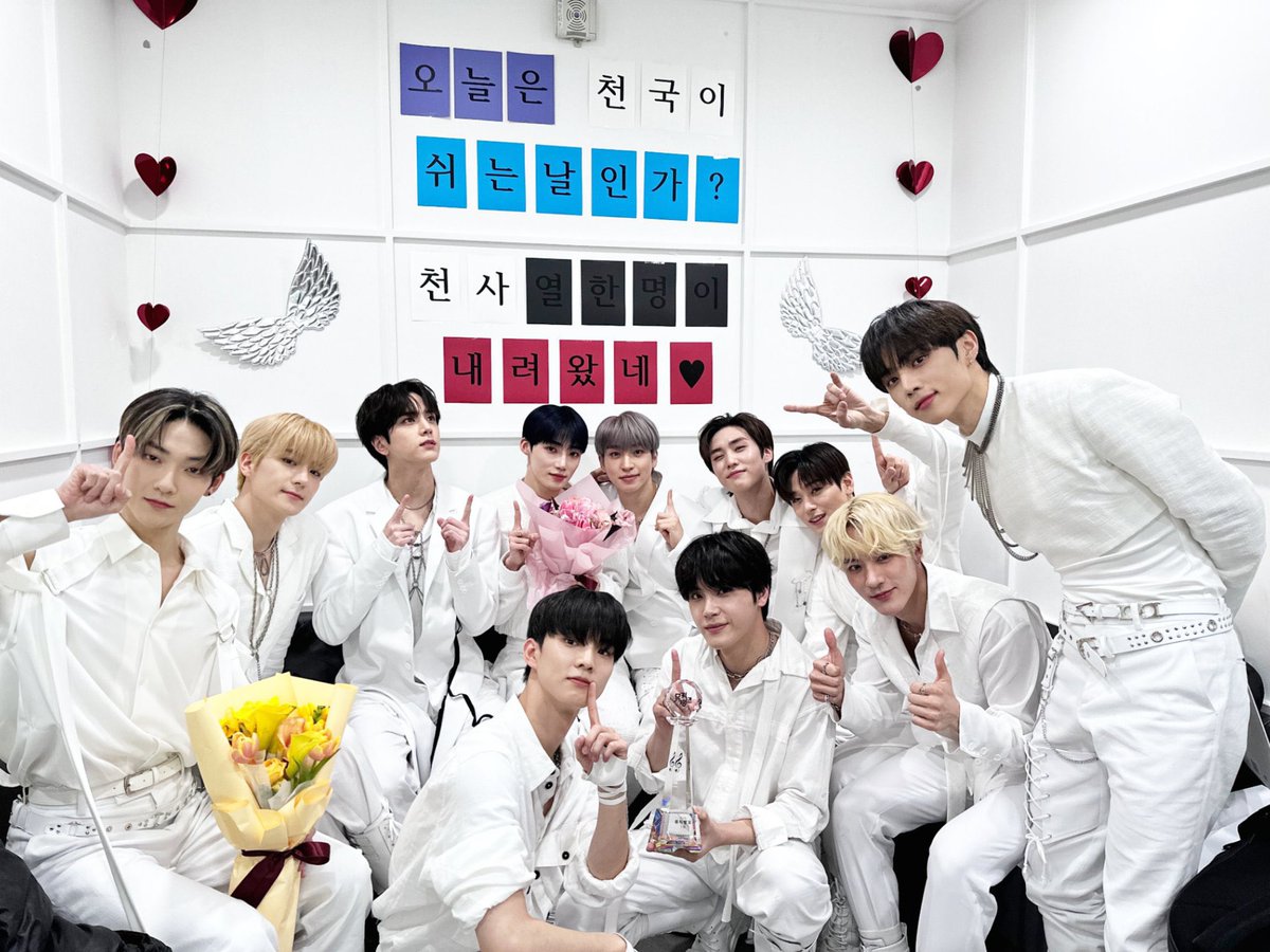 irellexo's tweet photo. Congrats to my babes #ROAR4thWin ๐ค๐ค๐ https://t.co/hWwCanA3et
