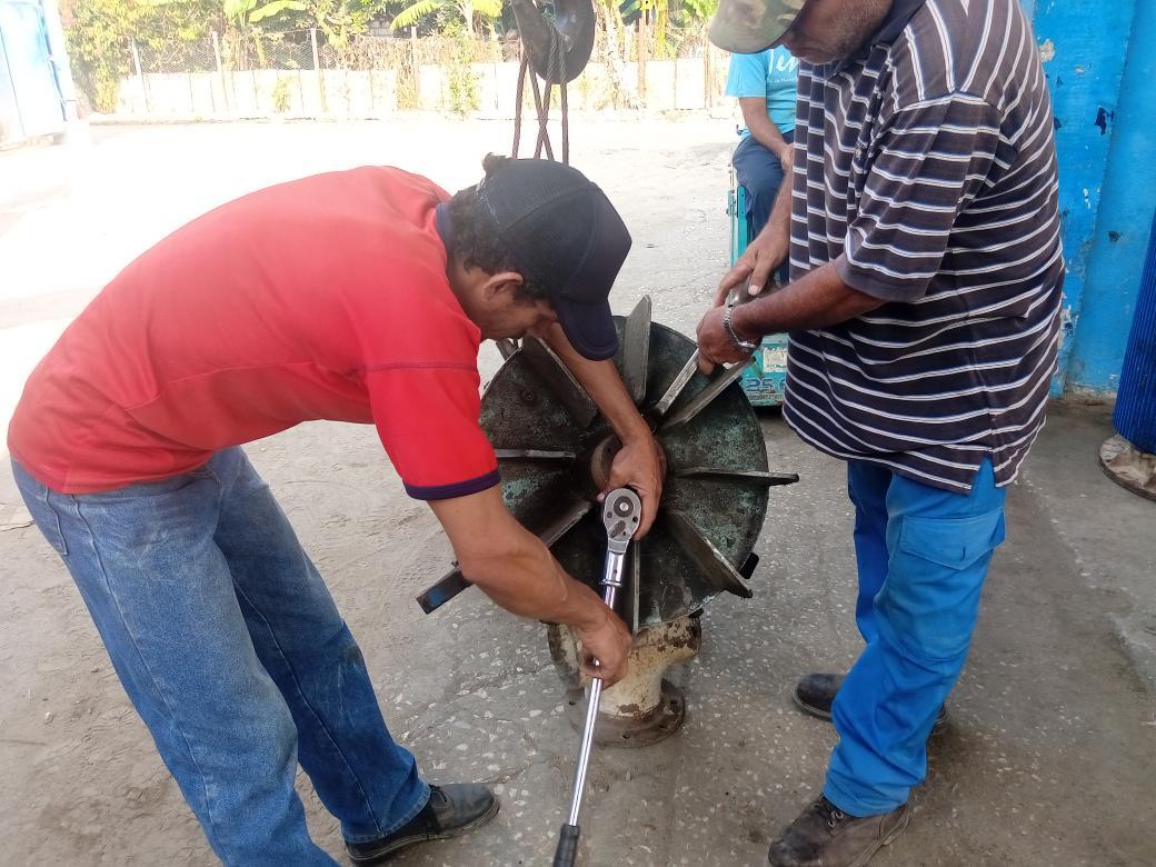 Hoy domingo los trabajadores del Acueducto Provincial trabajan en poner de alta la quinta bomba para estación de bombeo Tuinucu para mejorar el abasto de agua a las ciudades de Cabaiguan y Sancti Spiritus. #MejorEsPosible #SanctiSpiritusEnMarcha #INRHCuba #YoVotoXTodos