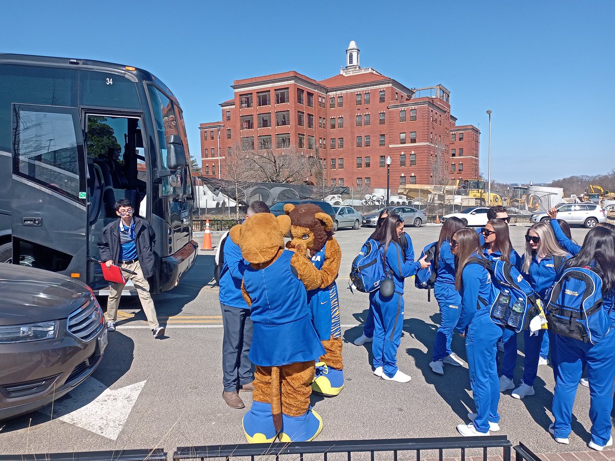 Got here but as these guys pulled up.
@HofstraMBB #RoarWithPride