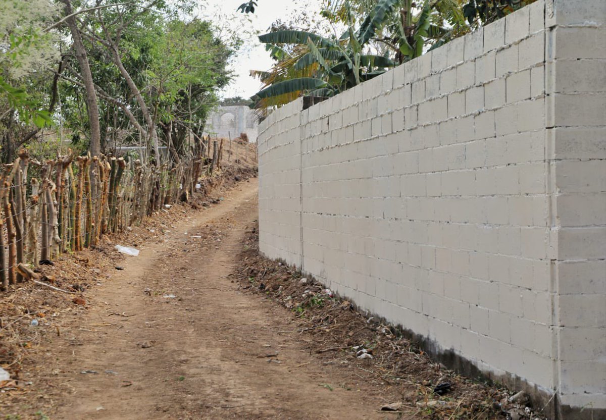 JoseValdezSV's tweet photo. En El Salvador, no quedará ni un solo rastro de la existencia de las pandillas.

Nayib Bukele ha dispuesto que reos en fase de confianza, borren hasta el último grafiti alusivo a las maras en todo el país.

El Salvador está cerca de ser un país completamente libre de criminales. https://t.co/ndZScZvvB4