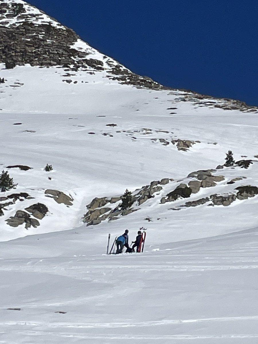 infopirineos1's tweet photo. Atención de rescate y traslado aire -tierra el belagua. Del arlas al centro de salud en isaba en cadena coordinada  en 5 pasos:
-1 pasos: lesion bajada ladera. Acompáñante se desplaza a avisar refugio .. https://t.co/OLPfxOvpc2